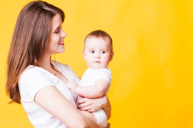 Sarı arka plan üzerinde anne ile aşk