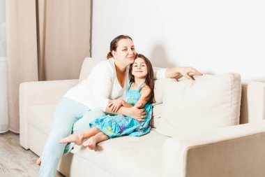 Anne ve kızı oturma odasında.