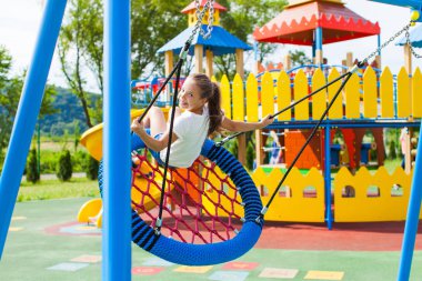 Oyun yaz açık havada alanında çeşitli salıncağa