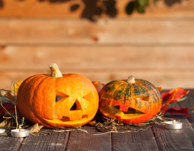 ahşap masa üzerinde açık kesme kabak