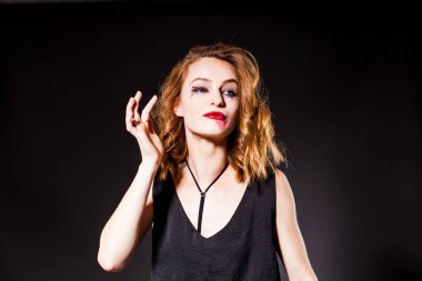 Oyuncu siyah arka plan üzerinde dramatik bir show sonrası