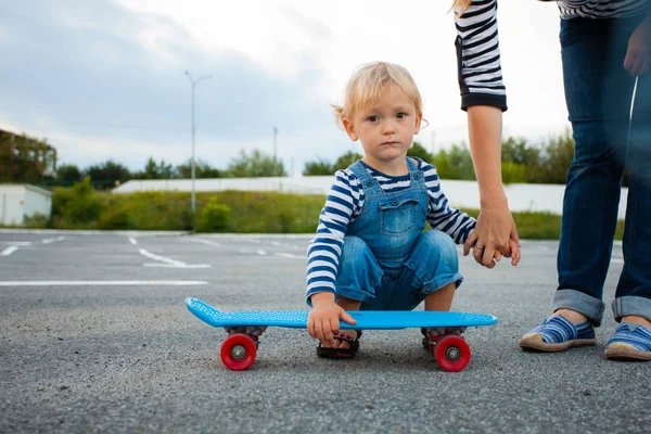 O fim da caminhada penny board no verão ao ar livre — Fotografia de Stock