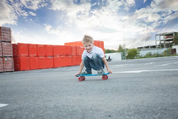 Vermaak in de industriële zone in de zomer buiten — Stockfoto