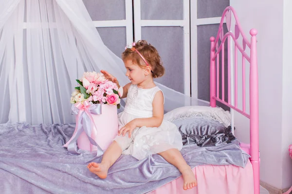 Retrato de menina bonita em seu quarto feminino — Fotografia de Stock