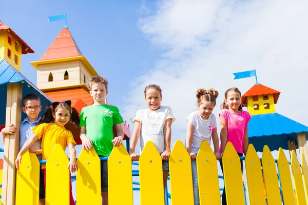 Skolbarn på lekplatsen i sommaren utomhus — Stockfoto