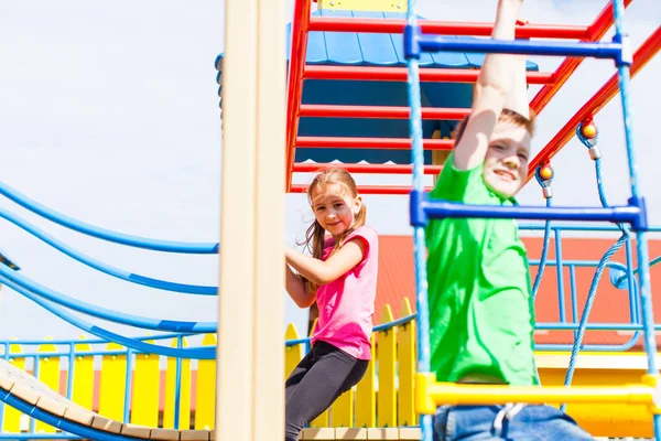 Lezione di educazione fisica al parco giochi in estate all'aperto — Foto Stock