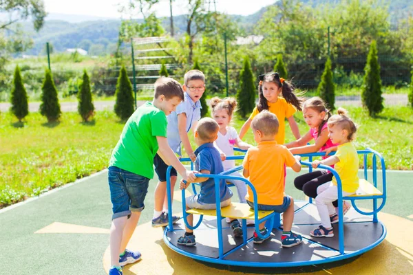 Idősebb gyermekek számára gondoskodunk a fiatalabbak — Stock Fotó