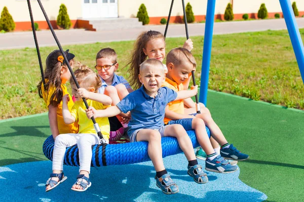 Hermanos en el parque en verano al aire libre —  Fotos de Stock