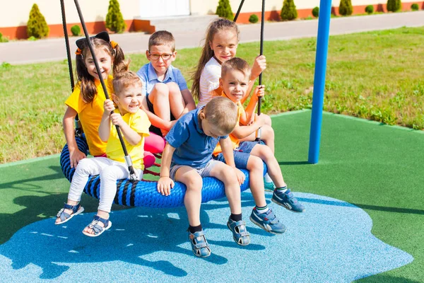 Amistoso grupo en el columpio en el verano al aire libre — Foto de Stock