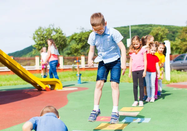 Entretenido lección de educación física en el verano al aire libre — Foto de Stock