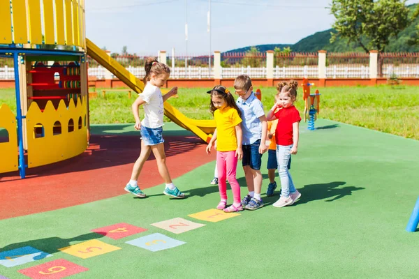 Children learn to play hopscotch in the summer outdoors — Stock Photo, Image