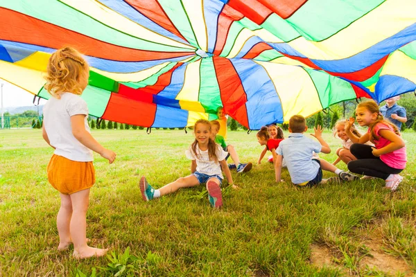Giochi divertenti sotto baldacchino colorato in estate all'aperto — Foto Stock