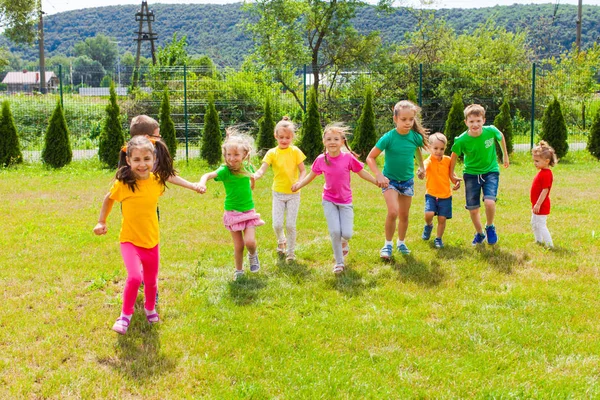 运行孩子们在夏令营玩得很开心 学龄前儿童户外游戏 — 图库照片
