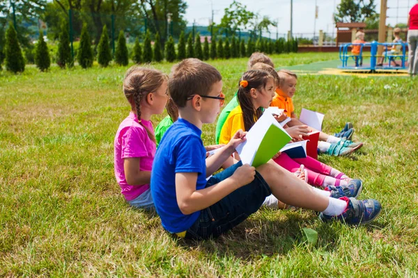 Treinamento interessante no parque de verão ao ar livre — Fotografia de Stock