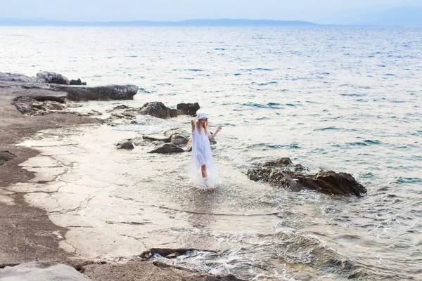 Καλοκαιρινές διακοπές στη θάλασσα, γυναίκα που περπατά στην παραλία — Φωτογραφία Αρχείου