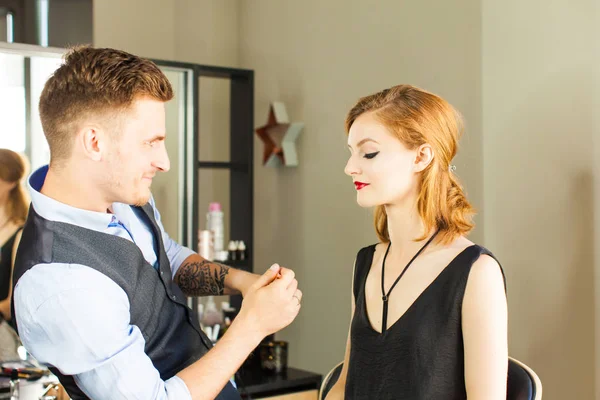 Homem Estilista Faz Jovem Menina Profissional Compõem — Fotografia de Stock