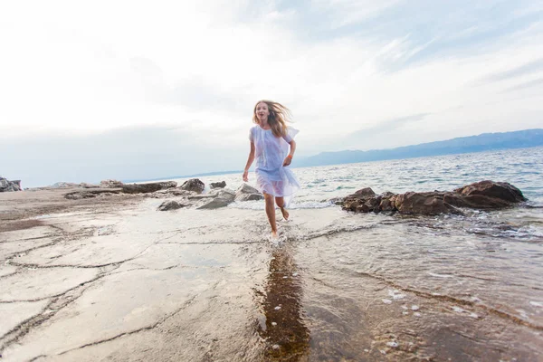 Őszinte érzelmek során a többi fut a strandon — Stock Fotó