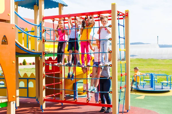 Gruppo di bambini felici in estate all'aperto — Foto Stock