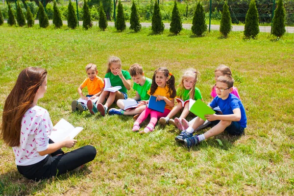 Groupe de jour prolongé en été en plein air — Photo