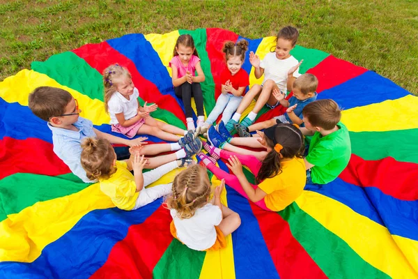 Kinderen klappen de handen in het zomer-buitenleven — Stockfoto