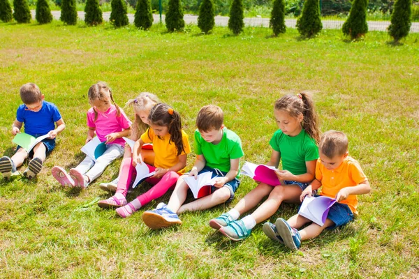 Nuevos métodos de enseñanza en verano al aire libre — Foto de Stock