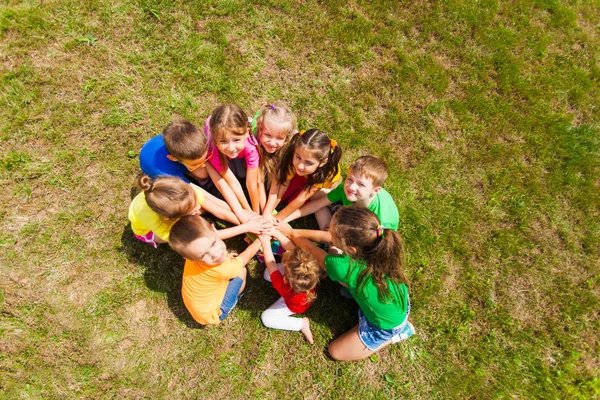 Los niños decidieron aprender inglés en el verano al aire libre — Foto de Stock