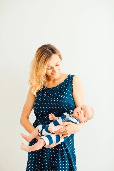 Joven madre atractiva con un bebé recién nacido en sus brazos — Foto de Stock