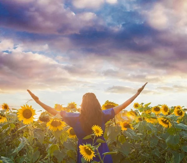 La mujer acepta el don de la naturaleza — Foto de Stock