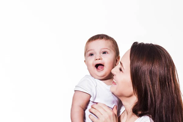 Pequeno bebê bonito rindo na mão mães — Fotografia de Stock