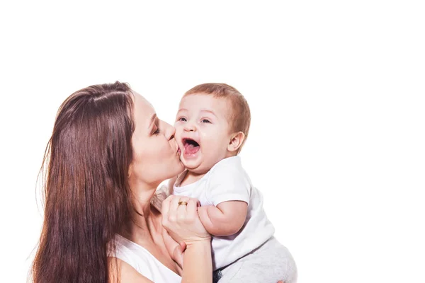 Μικρό χαριτωμένο μωρό γελάει στο χέρι μητέρες — Φωτογραφία Αρχείου
