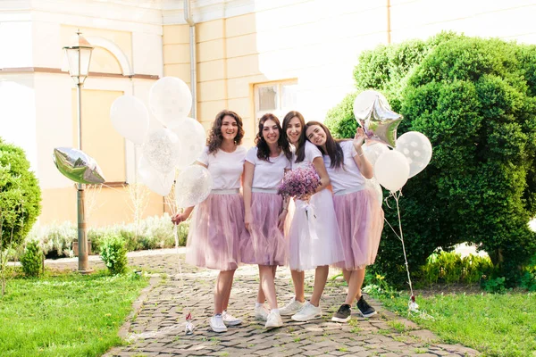 Gelukkig mooie vriendinnen op kip feestje in de zomer buiten — Stockfoto