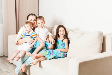 Mutlu çocuk annemle kanepede oturan.