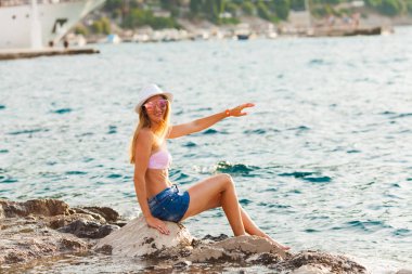 Sahilde günbatımı yaz aylarında açık havada hayran