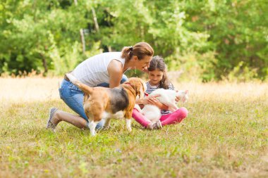 Kızı ve annesi ile onların pets oyun