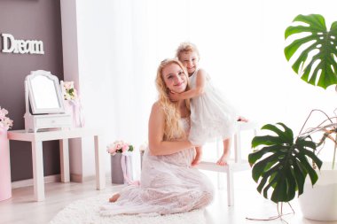 Anne ile kızı birlikte Oda