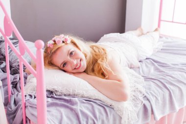 Bütün gün odasında keyfi