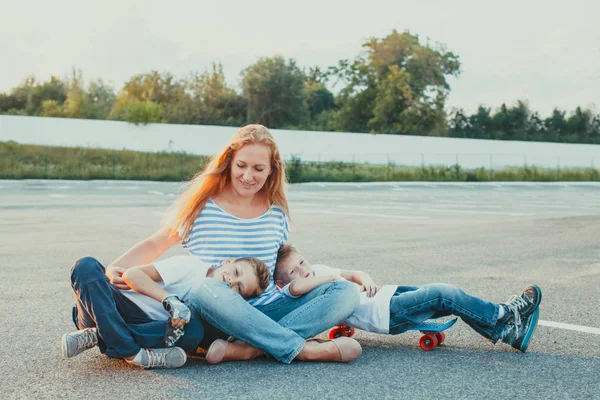 Loisirs en famille concept en plein air dans le parking — Photo