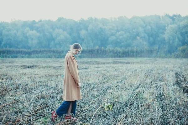 Chica solitaria en un paseo en el campo de otoño — Foto de Stock