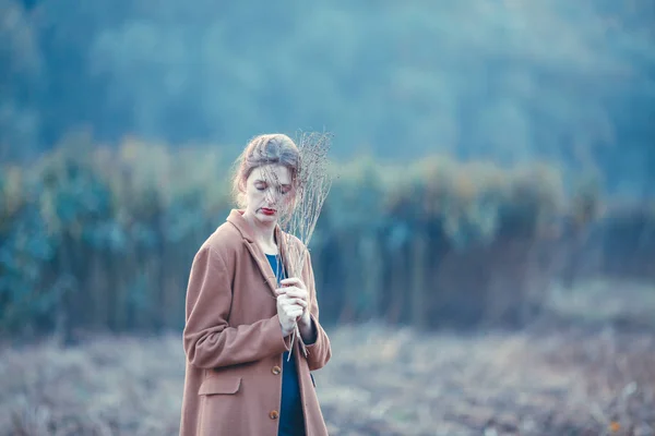 Menina solitária em um passeio no campo de outono — Fotografia de Stock