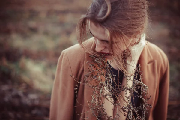 Ragazza solitaria in una passeggiata nel campo autunnale — Foto Stock