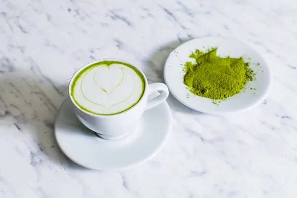 Una tazza di cappuccino Matcha con tè Matcha in polvere . — Foto Stock