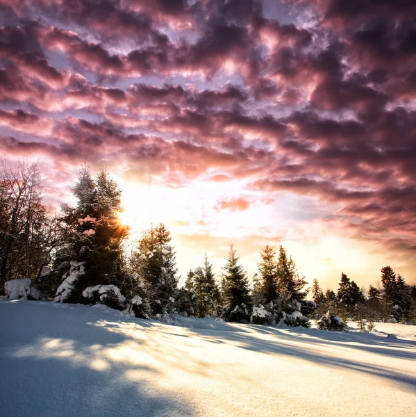 Hermoso paisaje nuboso rojo en las montañas de invierno — Foto de Stock