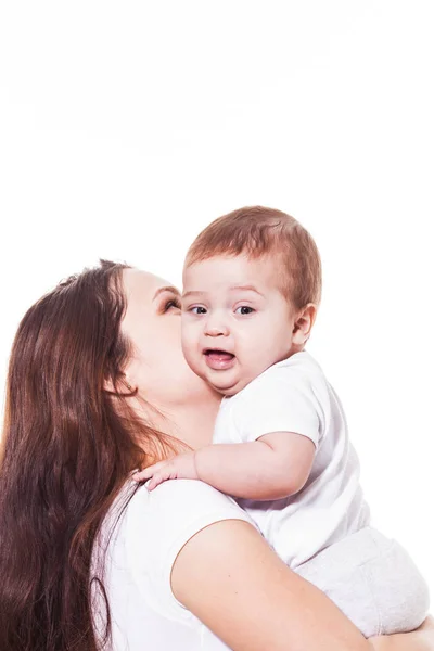 Pequeño bebé lindo riendo en la mano de las madres —  Fotos de Stock