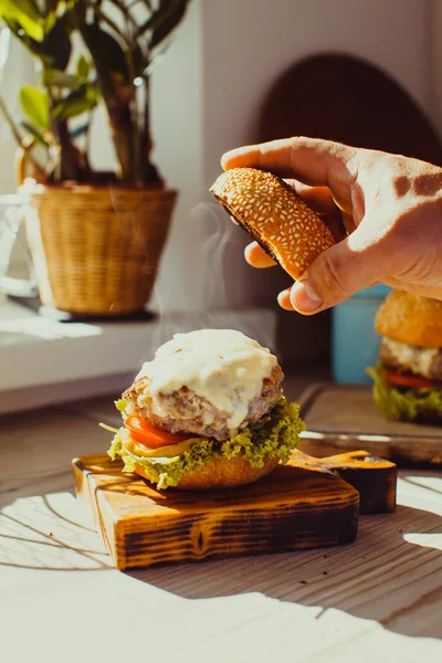 A konyha, a reggeli friss házi hamburgert — Stock Fotó