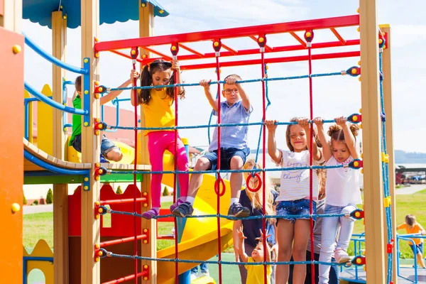 Neuer Spielplatz in der Stadt im Sommer — Stockfoto