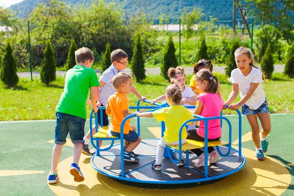 Aktive Erholung auf dem Spielplatz im Sommer — Stockfoto