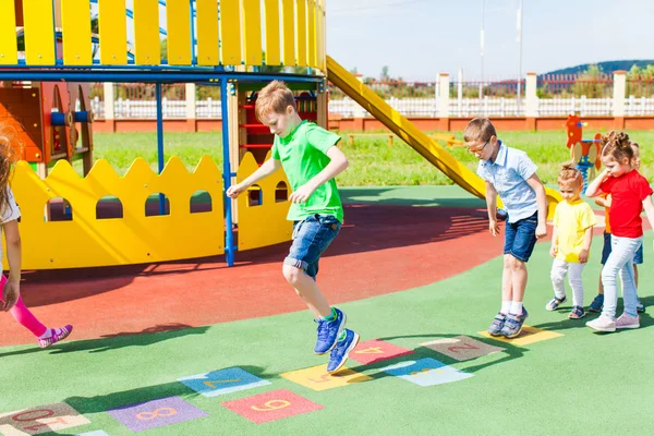 Spel för alla barn utomhus på sommaren — Stockfoto