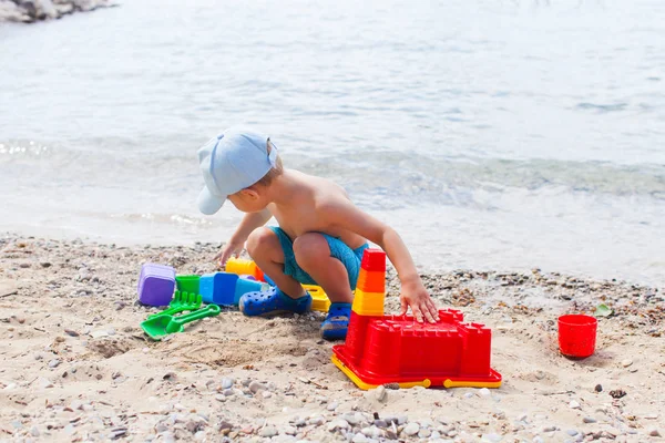 Kleines Kind spielt mit Sand am Strand — Stockfoto