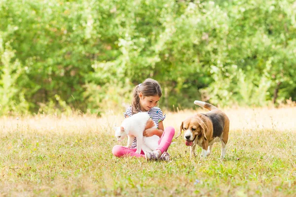 Flickan och hennes husdjur spela som bästa vänner — Stockfoto