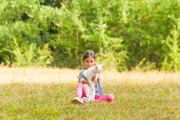 Dreamingfull dziewczyna Ogarnięcie jej biały puszysty kot — Zdjęcie stockowe